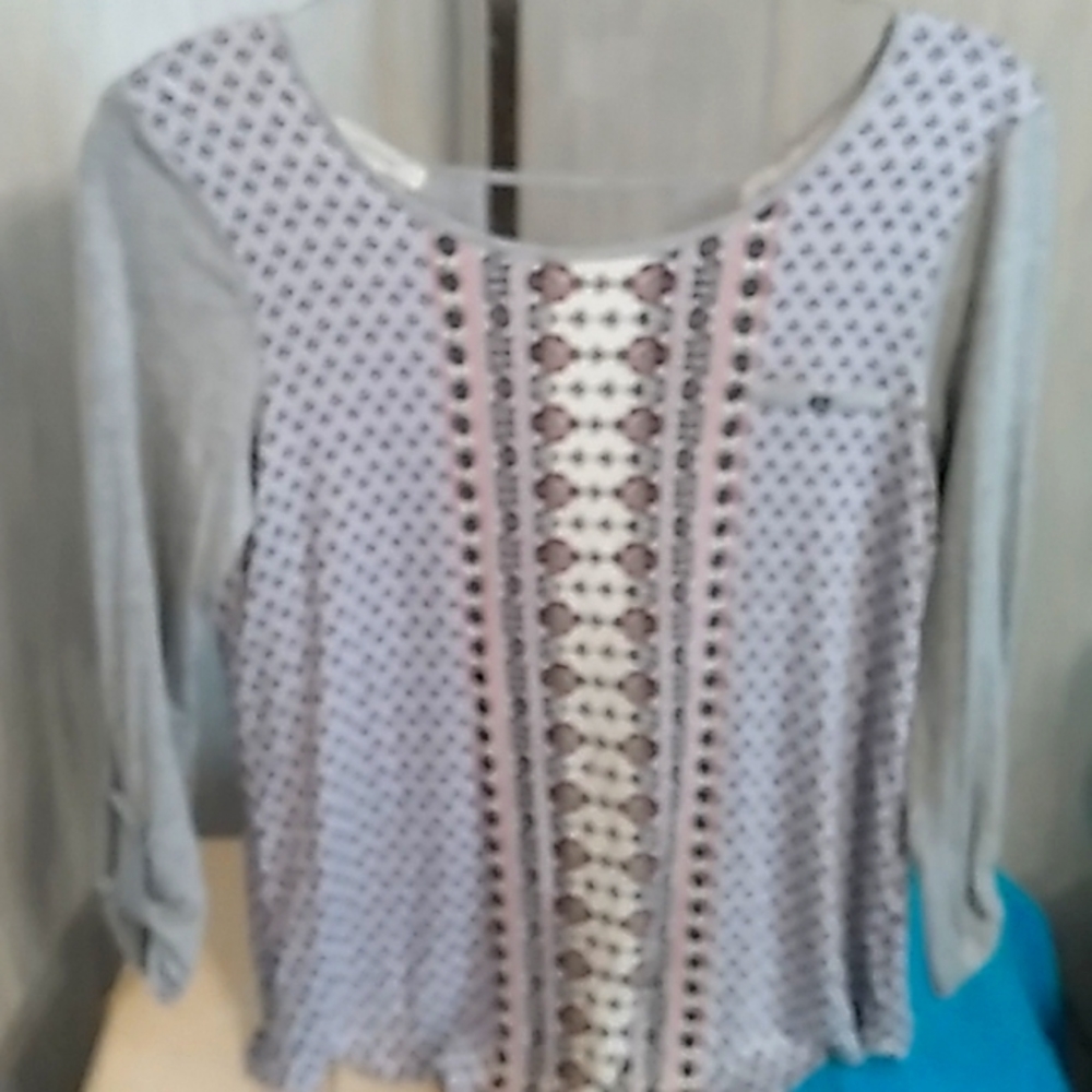 Maurices XS Long Gray Sleeves Pretty Design Button in Back Top
